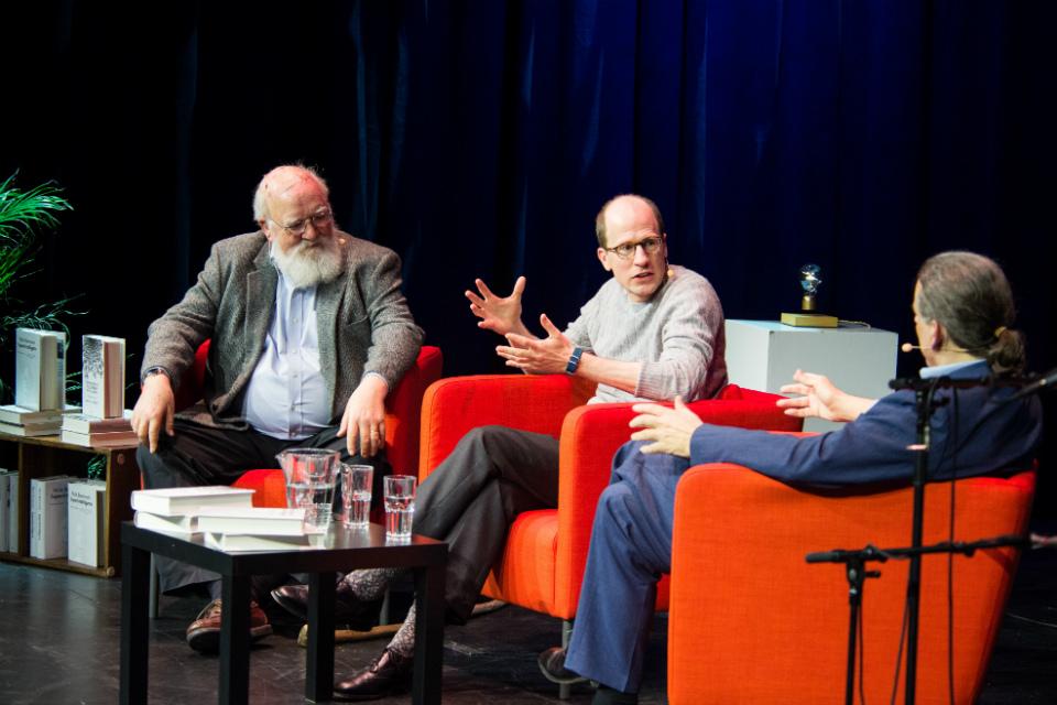 dennet och bostrom diskuterar ai på cirkus i stockholm.jpg
