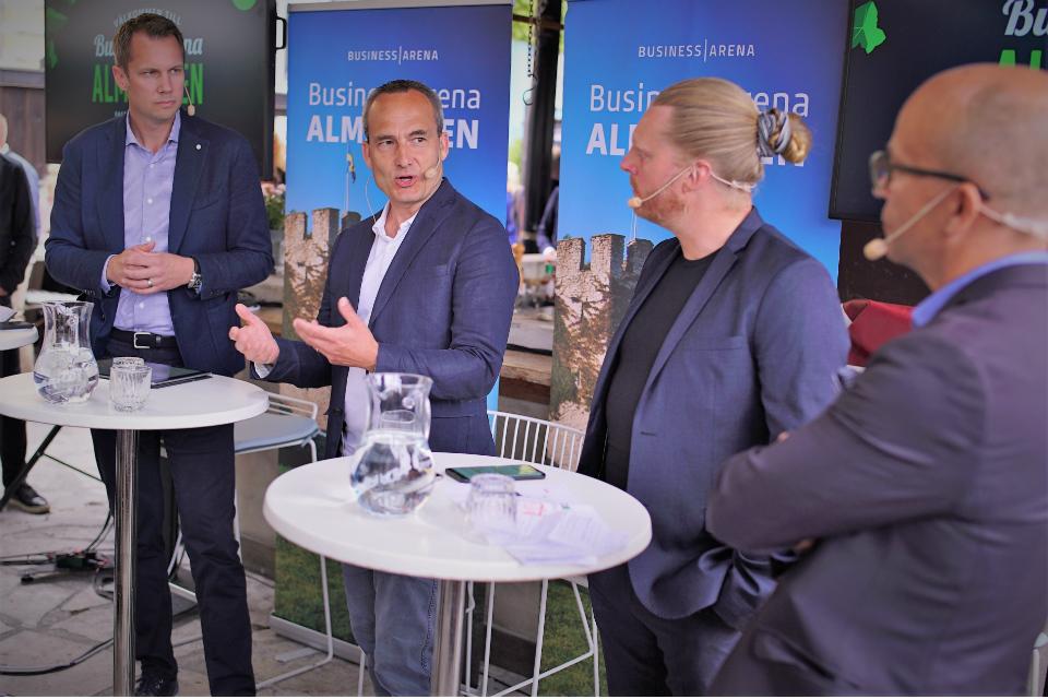 per bjälnes med paneldeltagare på almedalen.jpg
