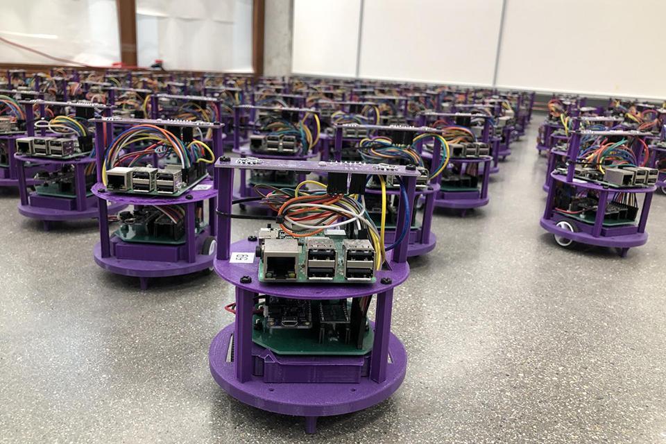 robotsvärm i labb.jpg