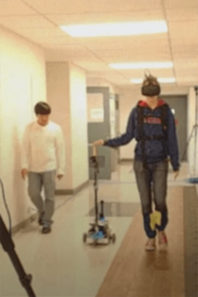 försöksperson går med robotkäpp STÅENDE.png
