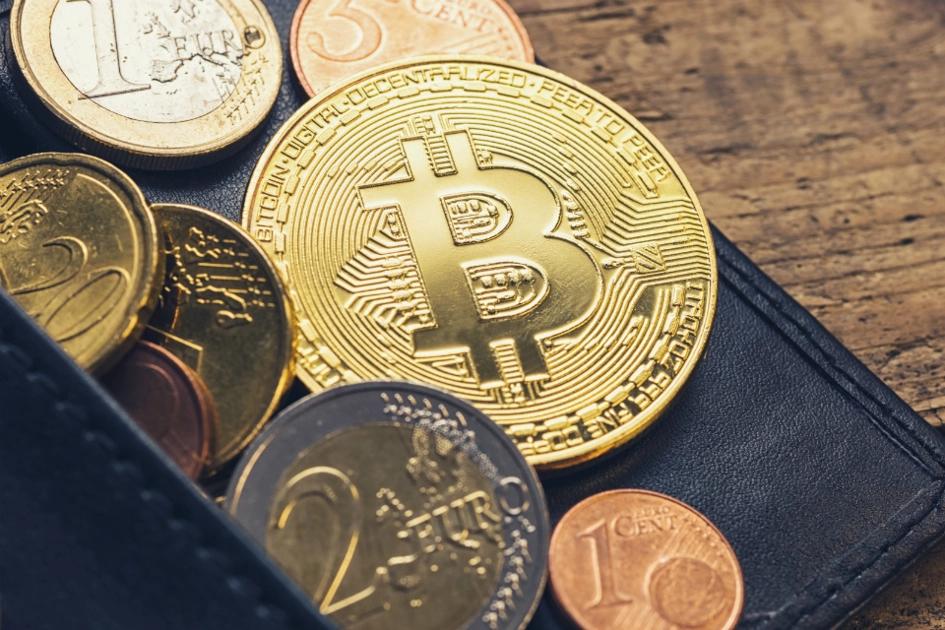 bitcoin och euro mynt i glider ur en plånbok.jpg