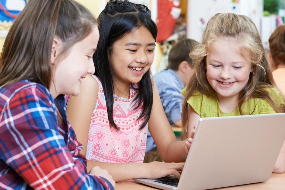 tre-klasskamrater-jobbar-i-skolan-med-dator.jpg