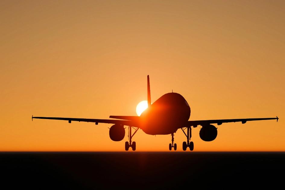 stort passagerarflygplan påväg att lyfta i solnedgång.jpg