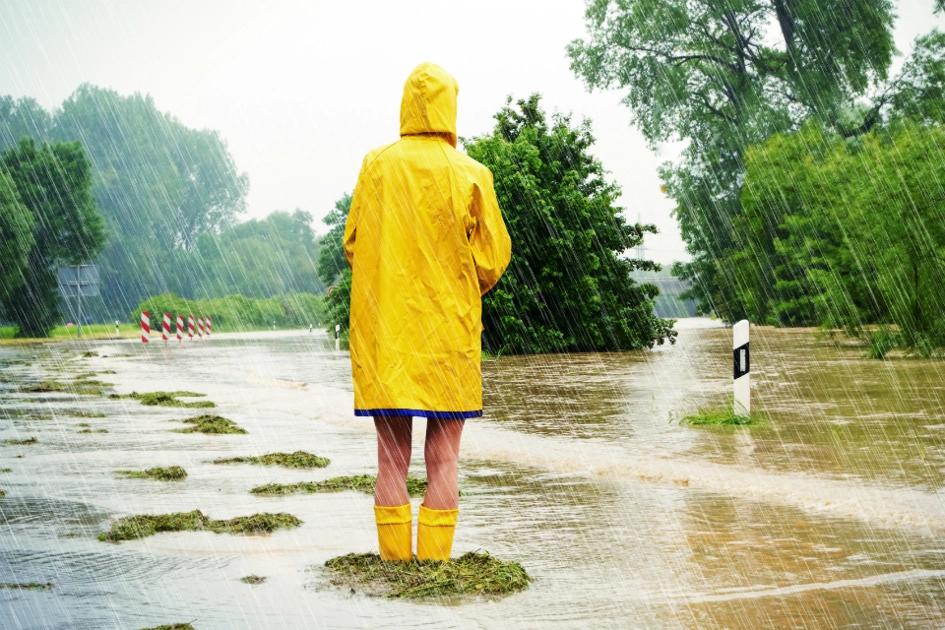 kvinna-i-gul-regnrock-tittar-pa-oversvamning.jpg