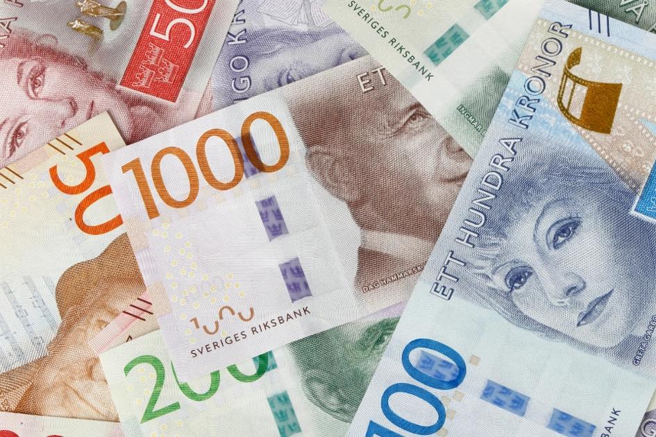 nya svenska sedlar på hög.jpg