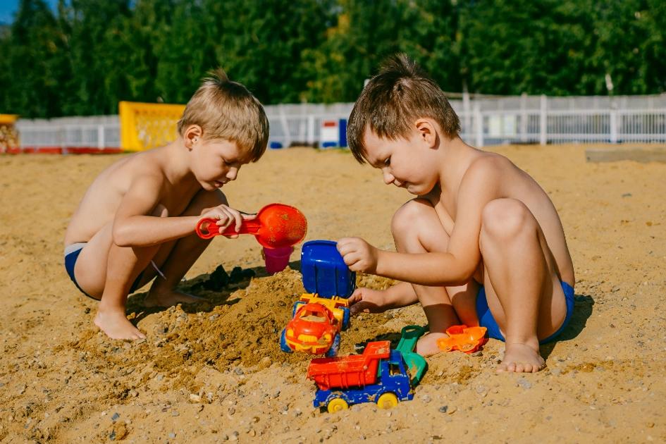 pojkar-leker-pa-stranden-med-bilar.jpg