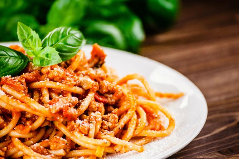 spagetti med tomatsås på en tallrik.jpg