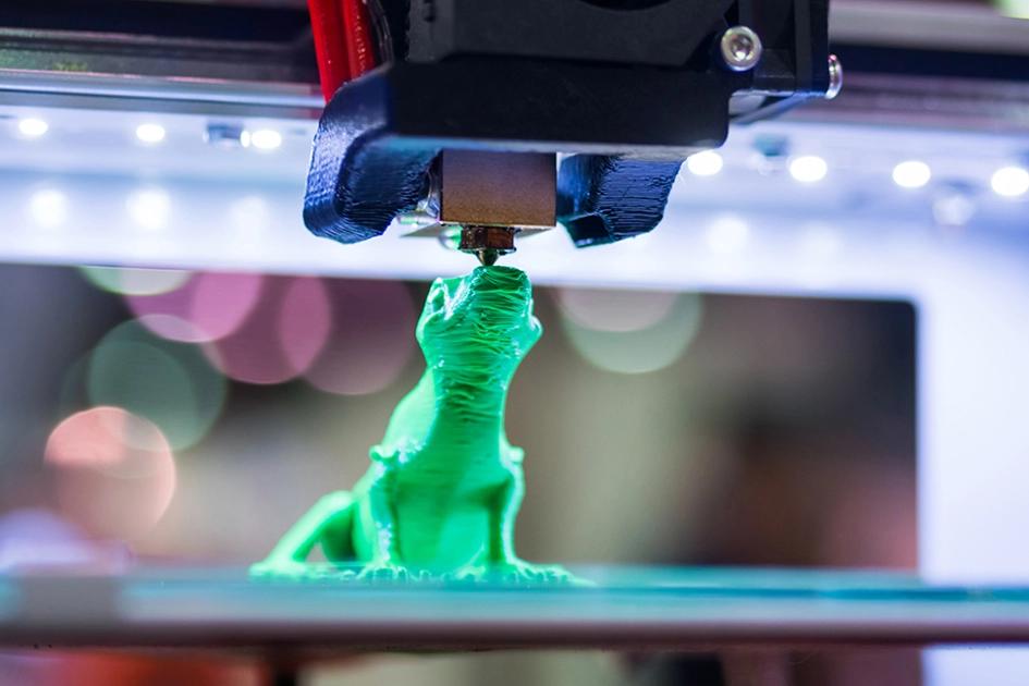 3d-printad ödla i plast fortfarnde i printer.jpg