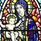 maria och jesusbarnet på färgat glas i en kyrka.jpg