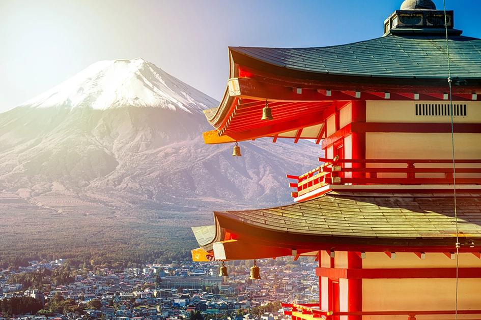 Mount Fuji Och Ett Japansk Hus I Förgrunden