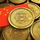 Bitcoin, Kina, En Kinesisk Flagga Bland Bitcoins