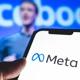 Telefon Med Meta Logo Framför Mark Zuckerberg På Scen