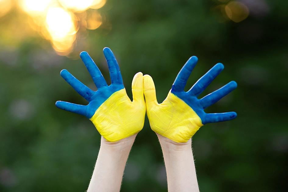 Distansundervisning; Två Händer Målade I Ukrainska Flaggan