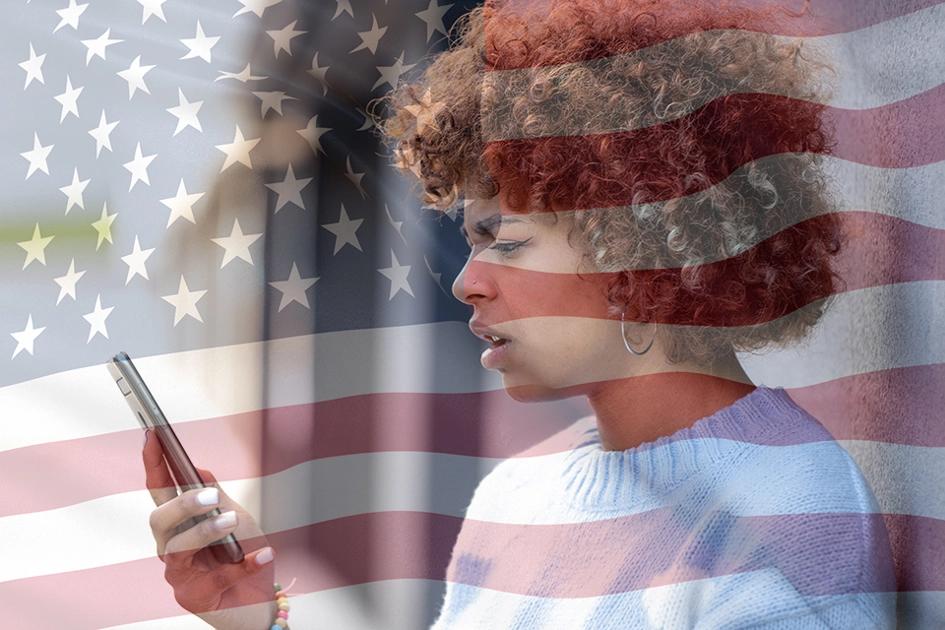 Kvinna I Telefon Ser Konfunderad Ut; Genomskinlig Amerikansk Flagga Över; Ai, Spoofing, Säkerhet