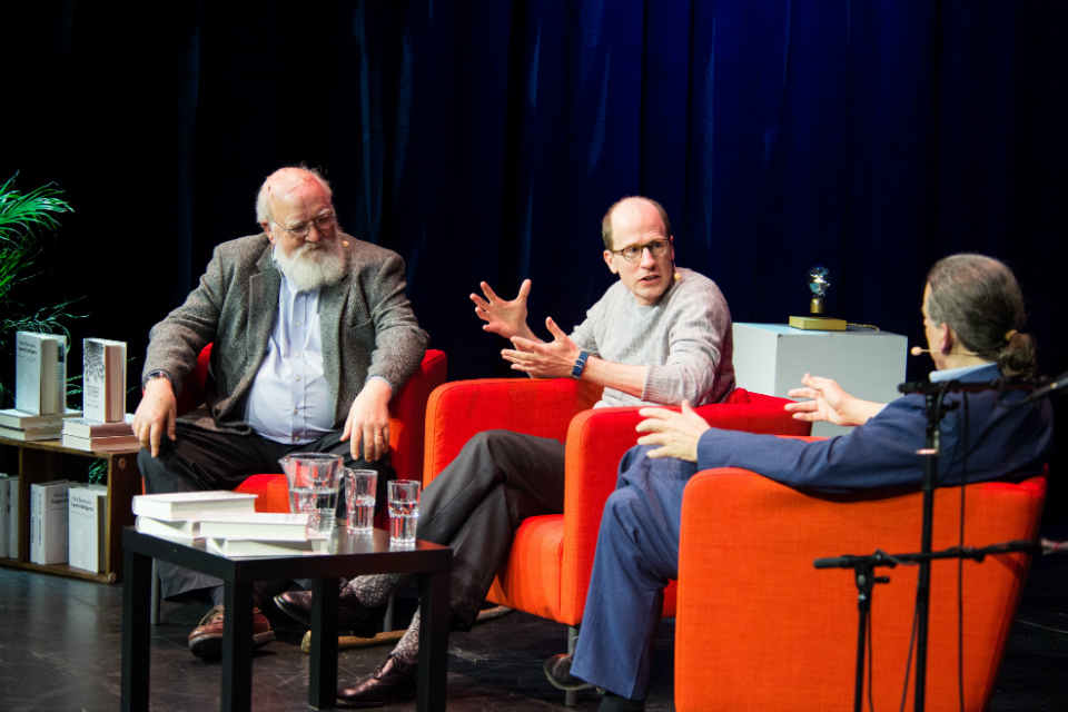 dennet och bostrom diskuterar ai på cirkus i stockholm.jpg