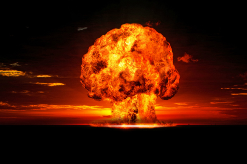 ett eldhärjat svampmoln från en stor explosion sträcker sig mot himlen i natten.jpg