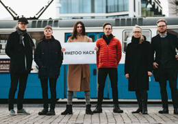 metoo hack i göteborg med initiativtagarna framför en spårvagn.jpg