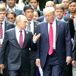 vladimir putin och donald trump går med massa andra män och samtalar.jpg