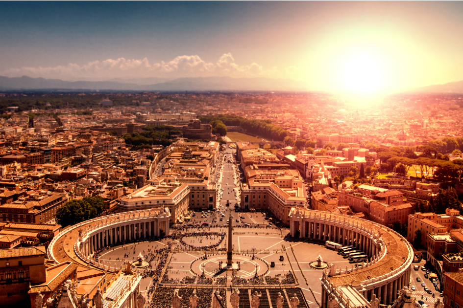 en bild över vatikanen och rom i när solen är i horisonten.jpg
