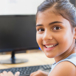 glad-flicka-vid-sin-dator-i-skolan.jpg