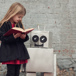 flicka läser ur bok för robot byggd av kartonger.jpg