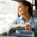 glad-tjej-aker-buss.jpg