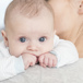 baby tittar i kameran över kvinnas axel.jpg