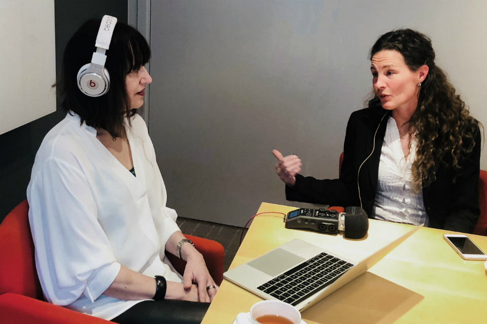 elisabeth nore och ann-marie ovin under poddinspelning.jpg
