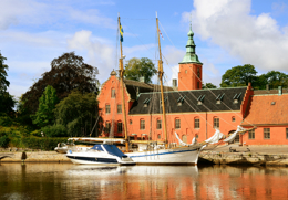 slottet-i-halmstad-med-segelbat.jpg