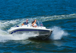man och kvinna i liten motorbåt på havet.jpg