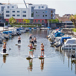 tjejer på surfbrädor i kanal i lomma.jpg