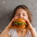 flicka äter vegetarisk hamburgare.jpg