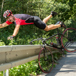 man faller från cykel ned över vägavskiljare.jpg