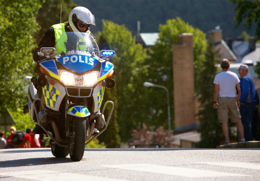polis på motorcykel närmar sig övergångsställe.jpg