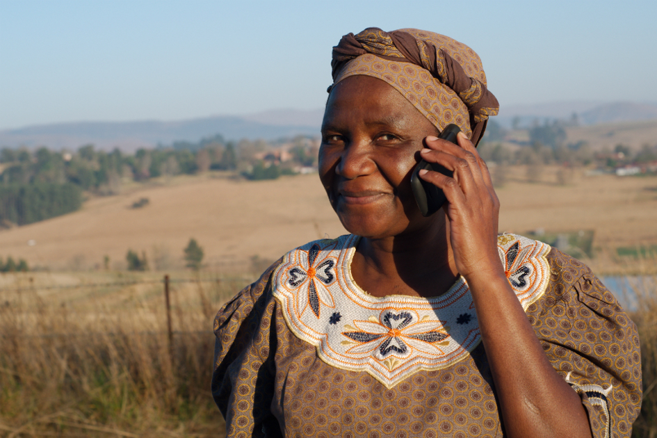 kvinna-i-afrika-pratar-i-telefon.jpg