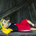 pinocchio som leksak ligger och tittar upp i luften med armarna bakom huvudet.jpg