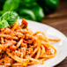 spagetti med tomatsås på en tallrik.jpg