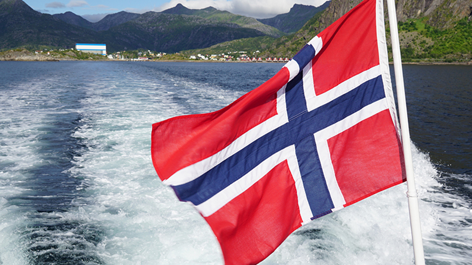 norsk flagga på båt.jpg
