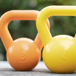 en gul och en orange kettleball.jpg