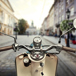 bild tagen från en scooter fram på en stad.jpg