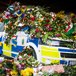 polisbuss med blommor efter terrorattack på drottninggatan.jpg