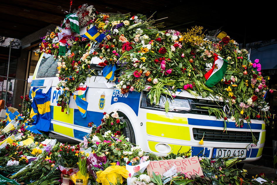 polisbuss med blommor efter terrorattack på drottninggatan.jpg