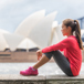 joggande kvinna sitter i profil framför operahuset i sydney.jpg