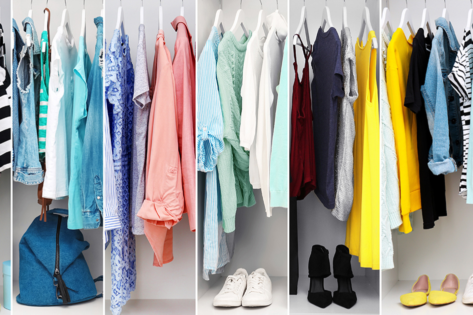 färglada kläder i en garderob.jpg