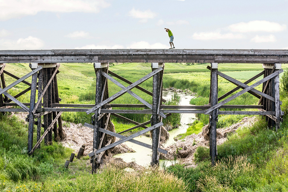 man balanserar på övergiven bro ute i naturen.jpg