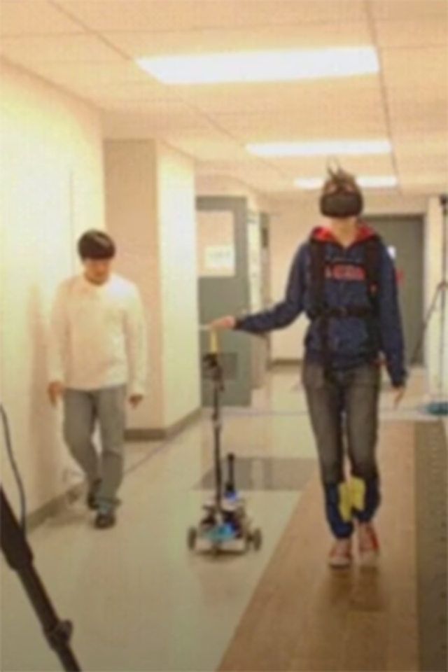 försöksperson går med robotkäpp STÅENDE.png