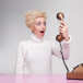 tjej titta häpet på gammal telefonlur.jpg