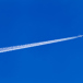 flygplan flyger på blå himmel.jpg (1)