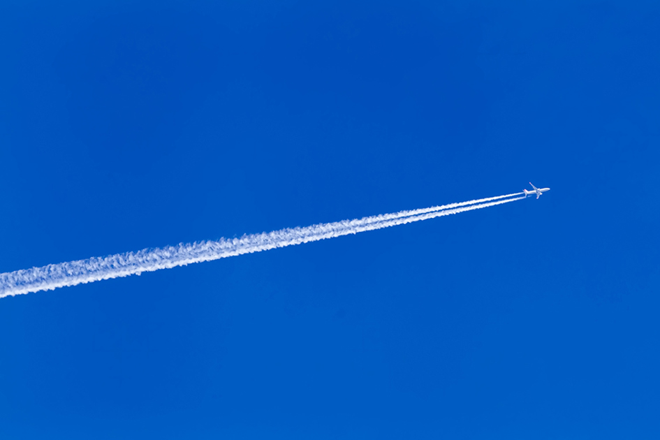 flygplan flyger på blå himmel.jpg (1)