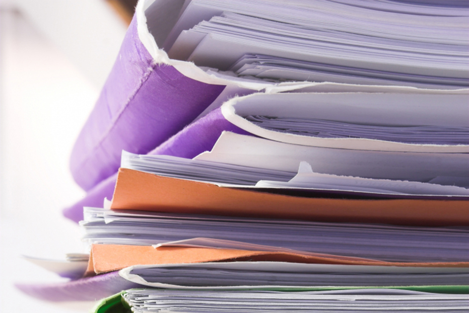 papper och papperspärmar på hög.jpg
